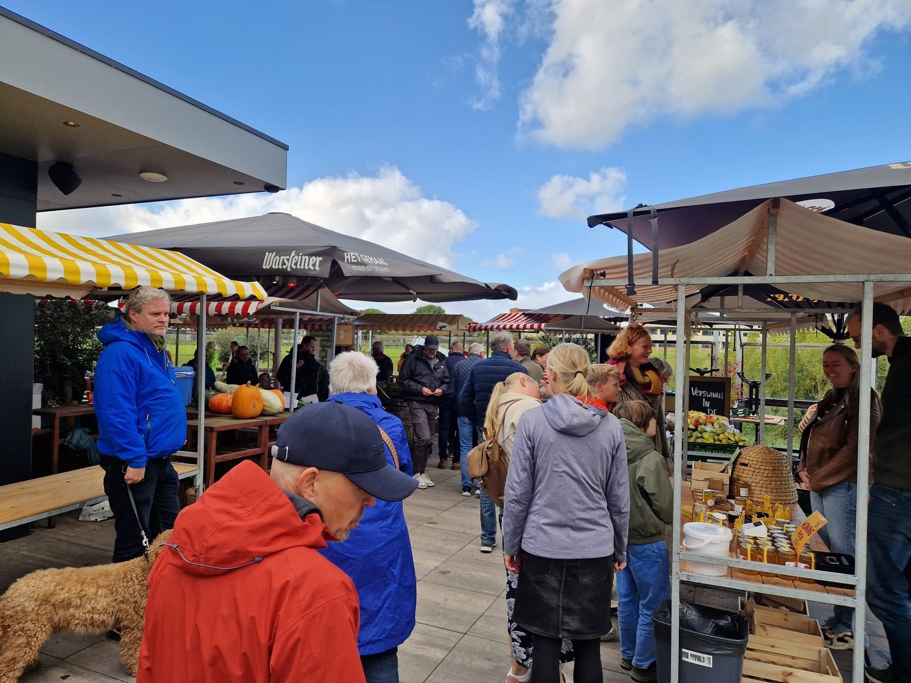 Kramen en bezoekers op de Boerenstreekmarkt