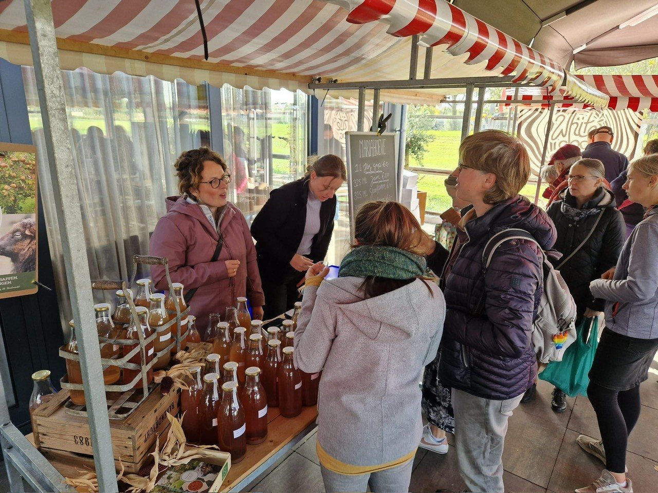Bezoekers bij een kraam met streekproducten