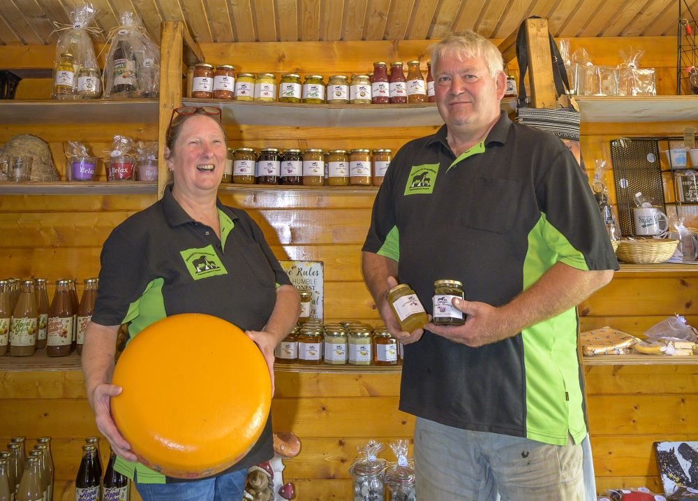 Streekproducenten met producten in een winkel